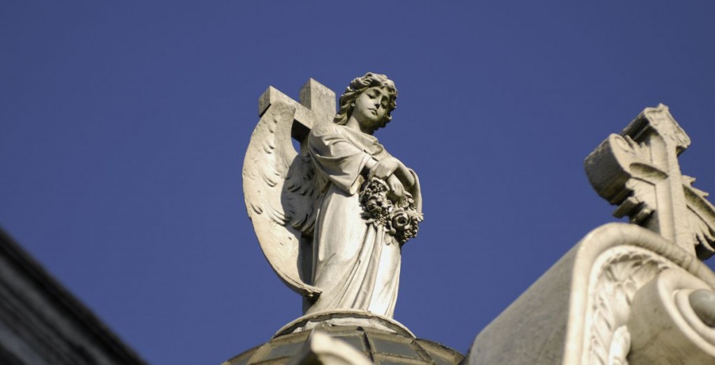 angel-statue-recoleta-cemetary-wikimedia-1210x620-fill